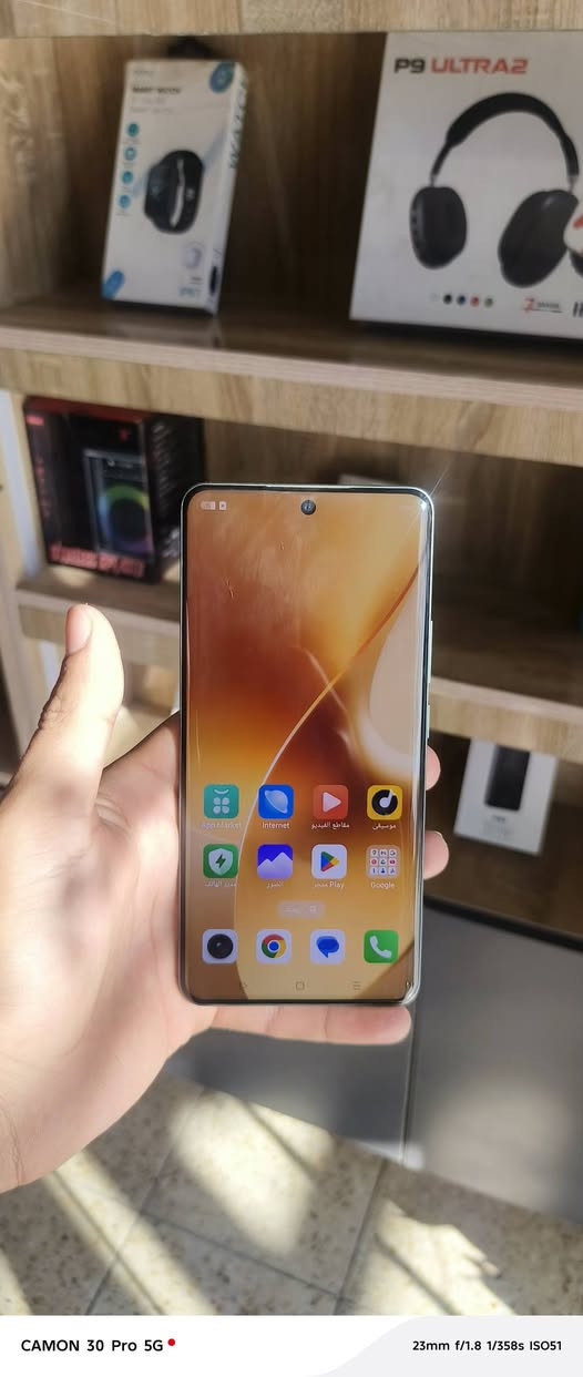 ريلمي 15 برو للبيع الجهاز مثل ما كدامك نضيف مكفول ذاكرة نص تيرا لون يفلش وسعره هم يفلش السعر 450 وياه شاحنه فقط الرقم *********** السعر قفل الجهاز رهيب 
المعالج: Snapdragon 7 Gen 4 بدقة تصنيع 4 نانومتر. �
Realme +1
الشاشة: AMOLED مقاس 6.8 بوصة، دقة 1.5K، ومعدل تحديث 144 هرتز. �
Realme +1
الكاميرات:
خلفية: 50MP رئيسية + 50MP واسعة جدًا.
أمامية: 50MP.
يدعم تصوير 4K بمعدل 60 إطارًا/ثانية بالكاميرا الأمامية والخلفية. �
Realme +1
البطارية: 7000mAh مع شحن سريع 80 واط. �
Realme +1
الذاكرة: حتى 12GB RAM و512GB تخزين (حسب النسخة). �
Realme +1
مقاومة الماء والغبار: IP68/IP69. �
GadgetMatch
