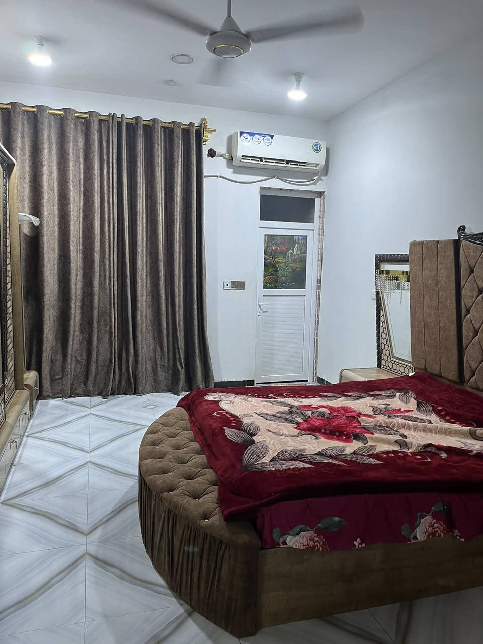 السلام عليكم
دار للبيع المساحه ٤٠٠ ركن 

البناء ٣٠٠ والباقي حديقه و اسواق بيه شقه معزوله بالطابق الثاني 

الطابق الارضي يحتوي على غرفتين نظام سويت 

وصاله ١١م و مطبخ حار و بارد مساحه واسعه واستقبال وحمامات خارجيه عدد ٢ والطابق الثاني يحتوي على غرفتين ايضاً بنظام السويت و حمام العنوان الكوت الجديده مجمع النفط نزلة رشيد البديري يبعد عن طريق بغداد كوت ٣٠٠ متر للاستفسار الاتصال على

***********
