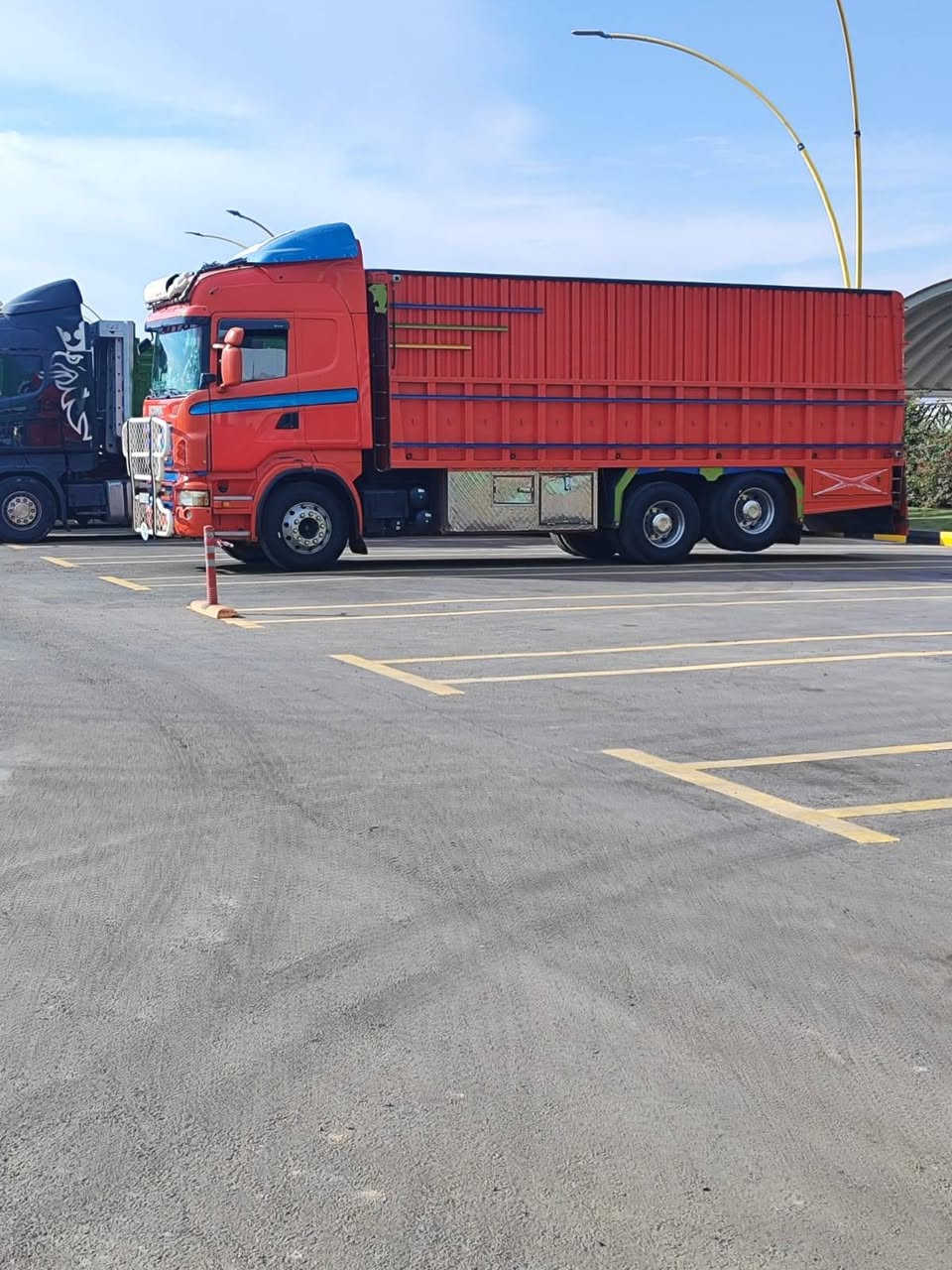 سلام عليكم للبيع سكانيه بومه موديل 2008 مكينه 480 كير اوتو ماتيك كلج شاصي مبطن بلادي اومزوج بلادي تخم تاير جديد ويل كروم سياره كفاله عامه رقم اربيل سنويه لل30 مكان بابل*********** ///***********
