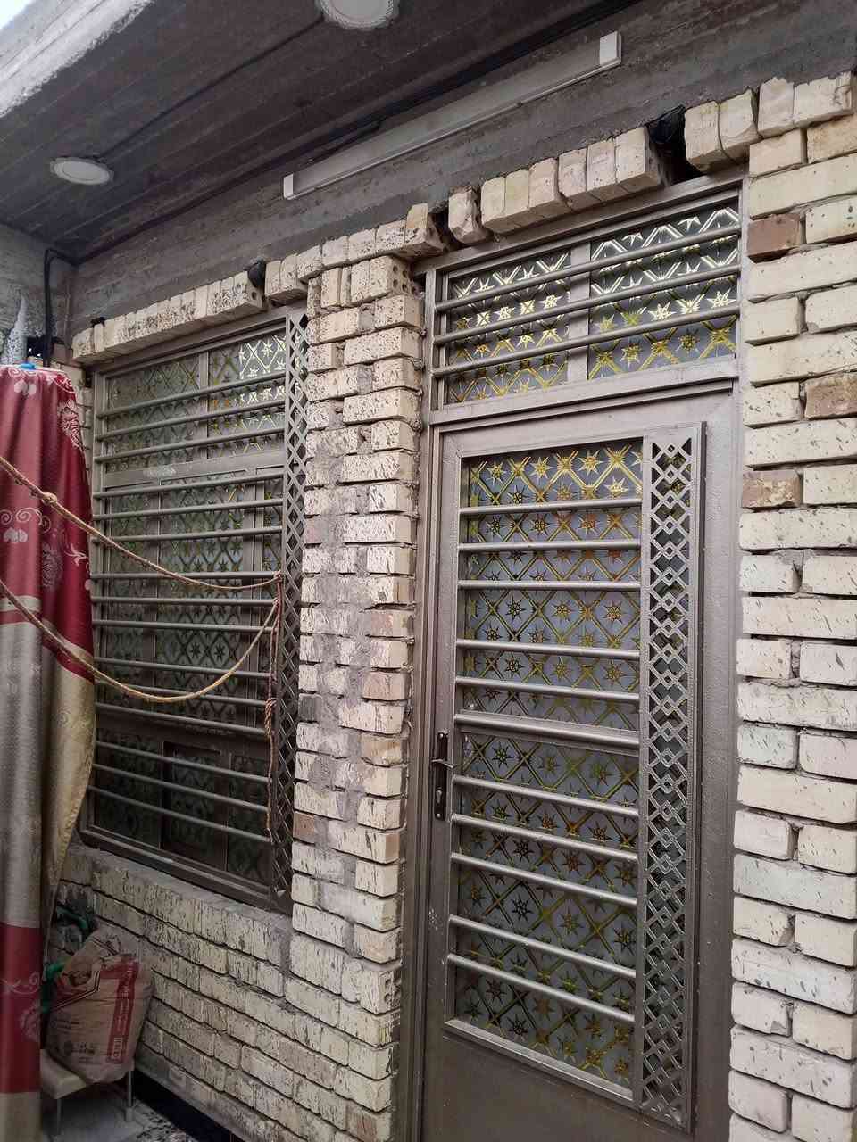 بيت للبيع بحي طارق القديم دربونه المضخه مال مجاري مساحه 90 متر ***********
