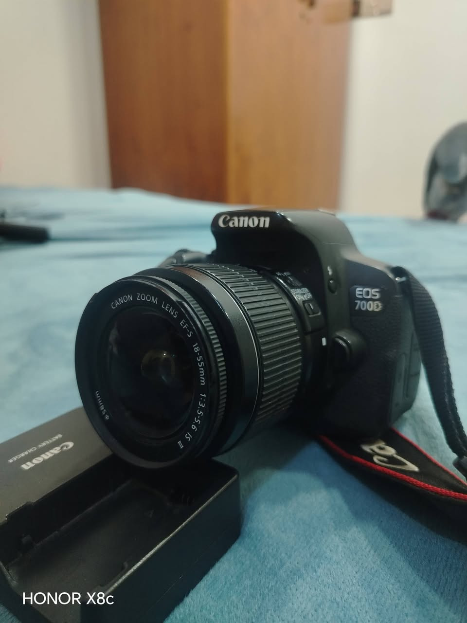 كاميرا كانون 700D نظافتها شرط وياها احزام وشاحنة وبطارية ورام 16 كيكة شاشة لمس السعر 500 قفل مكاني ديوانية واتساب ***********
