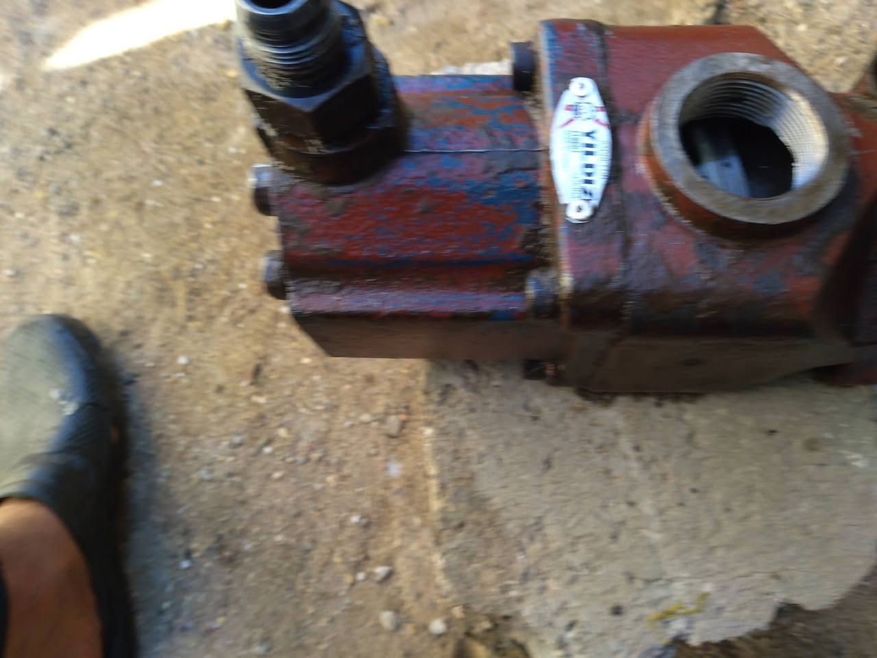 مضخة هيدروليك للبيع شغالة ع الفحص ضمان 
٦ برغي
مكان البصره القبلة 
السعر ٢٠٠ الف
للاتصال ***********
