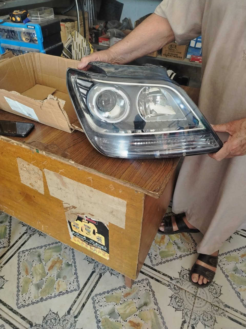 السلام عليكم لايت للبيع موهافي ١٤ جهة اليمين اصلي السعر ٧٥ وبي مجال هذا رقم صاحب الايت *********** ابو هدى
