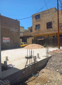 قطعه للبيع  مساحتها خمسه وخمسين متر الواجهه 37سنتيم والنزال 77 متر موق...