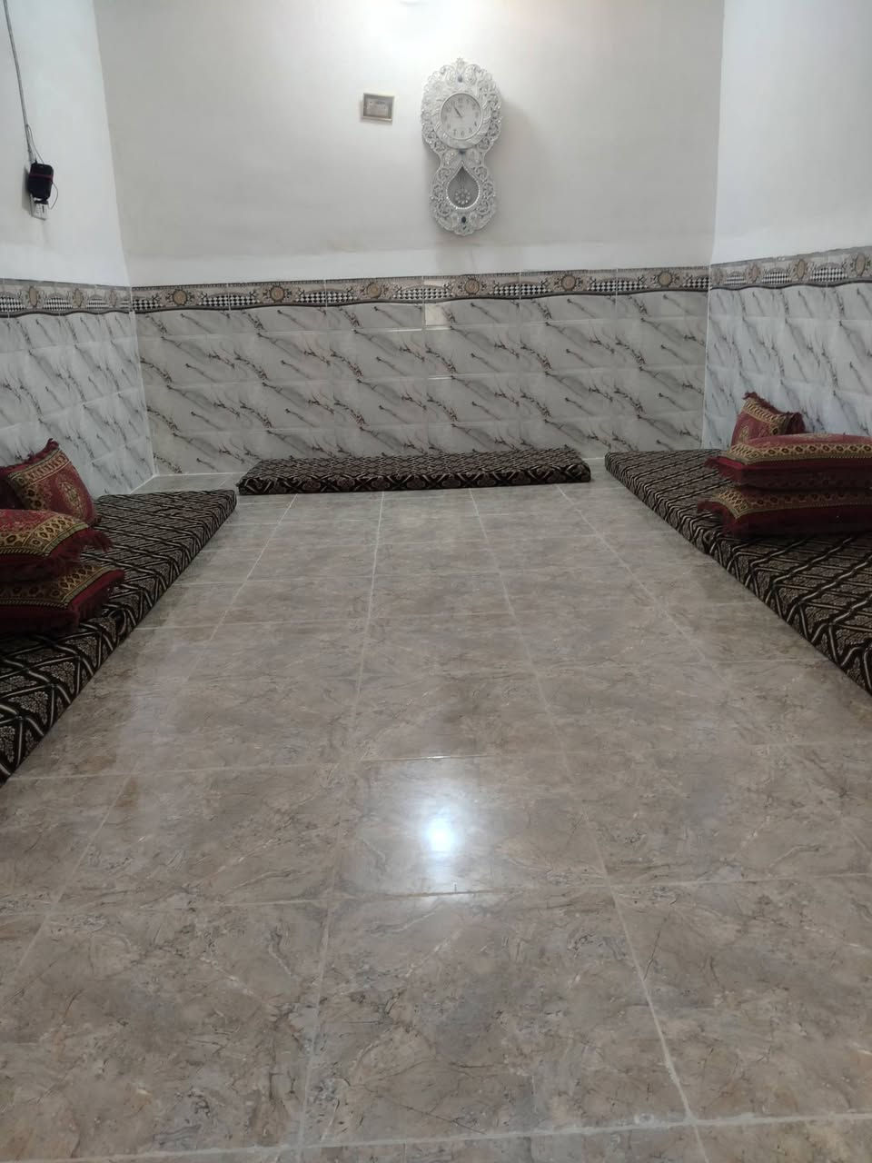 بيت للبيع المساحة 200 م طابو صرف يحتوي على غرفتين +صاله+ مطبخ +ديوان +كندور +حمام داخل+ صحيات خارج / دوان كندور ولهول سيراميك لباقي صب ناعم السعر 40 وبي مجال بسيط 
المكان حي البكر مجاور مدرسة مطلع الفجر 
للتواصل ***********
