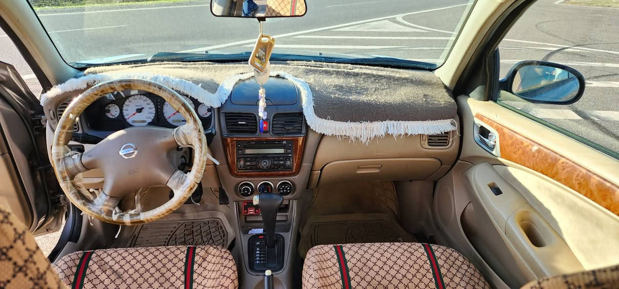 بۆ فرۆشتن
نیسان سەنی یابانی 
مۆدێل:2010
گێڕ ئۆتۆماتیک 
گێڕ و مەکینە و کارەبای و تەبرید و تەقە و ڕەقە و تەحویل و غەرامە بەشەرت 
سێ پارچەی بۆیاخە و کەمێک کاڵبوونەوەی هەیە 
***********
