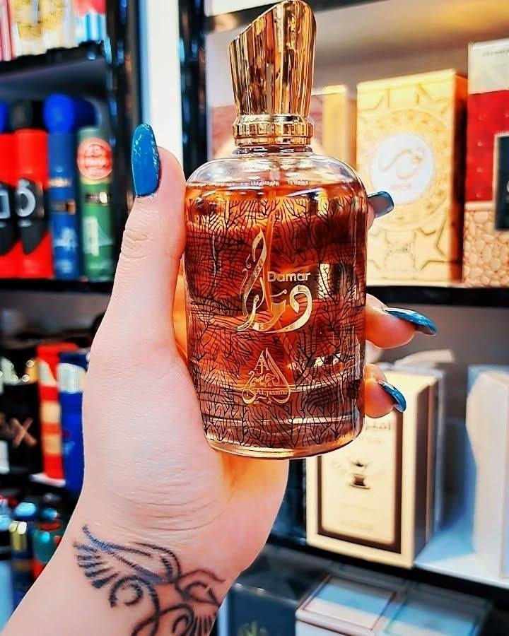 ✨ عطر دمار (Damar) هو عطر شرقي-خشبي فاخر بتركيبة مركزة من نوع أو دي بارفيوم  ، ويتميّز بطابع دافئ وحلو مع لمسات قهوة وفانيليا وخشب، ما يجعله مناسبًا للمساء والمناسبات والأجواء المعتدلة والباردة.

تجربة عطرية تأخذك إلى عالم من الفخامة والجاذبية منذ الرشة الأولى.افتتاحية ساحرة تمتزج فيها القهوة الغنية مع اللوز والبرغموت والليمون لتمنحك إحساساً بالحيوية والتميز، ثم يكشف قلب العطر عن تناغم راقٍ من الياسمين السامباك وزهر البرتقال والسوسن والورد البلغاري ليضيف لمسة أنيقة وناعمة تخطف الانتباه.

أما القاعدة العطرية فهي الحكاية الأجمل… مزيج دافئ وآسر من الفانيليا والكاكاو وخشب الصندل والتونكا والمسك والعنبر مع لمسات القرفة والباتشولي، ليمنحك ثباتاً يدوم وفوحاناً يترك أثراً لا يُنسى.

دمار ليس مجرد عطر… بل حضور فاخر، وشخصية تُحكى بالرائحة، وأناقة تسبق كلماتك أينما ذهبت. ✨🖤
#الاصلي المنشأ خليجي الامارات

🚘 يوجد خدمة توصيل لجميع محافظات العراق ٤ الاف 🚘


**إذا كنت صاحب هذا الإعلان وتريد حذفه لأي سبب، رجاءا أرسل رسالة إلى الدعم الفني**