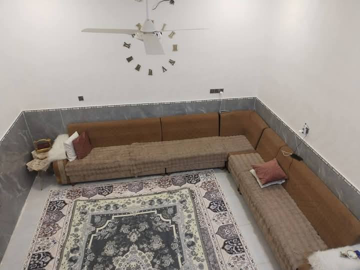 سلام عليكم دار للبيع ناحيه السيدناويه قرب مدرسة صفي دين زراعي مساحة 100 متر طابق ونص بناء طابوك كونكريت مسلح رباط وسقف طابوك طابق لأول غرفه وهول ومطبخ ستقبال مع صيحات داخل و خارج منور وطابق الفوك يحتوي علئ فرفه مع سويت داخلي مع هو سعر 68ستفسار الرقم واتساب أو تصال ما متواجد عله فيس ***********
