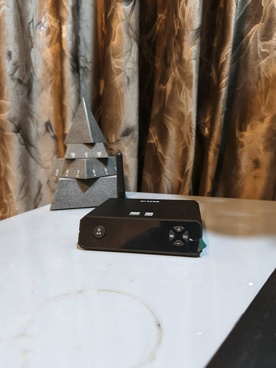 السلام عليكم ورحمة الله وبركاته
عندي هذا الجهاز و الكيبل للبيع جدد غير مستخدمات 

هذا الجهاز هو FiiO BR13، وهو باختصار عبارة عن مستقبل بلوتوث عالي الدقة (Hi-Res Bluetooth Receiver). وظيفته الأساسية هي تحديث أنظمة الصوت القديمة وتحويلها إلى أنظمة ذكية تدعم البلوتوث بأعلى جودة ممكنة.
جهاز جديد غير مستخدم


**إذا كنت صاحب هذا الإعلان وتريد حذفه لأي سبب، رجاءا أرسل رسالة إلى الدعم الفني**