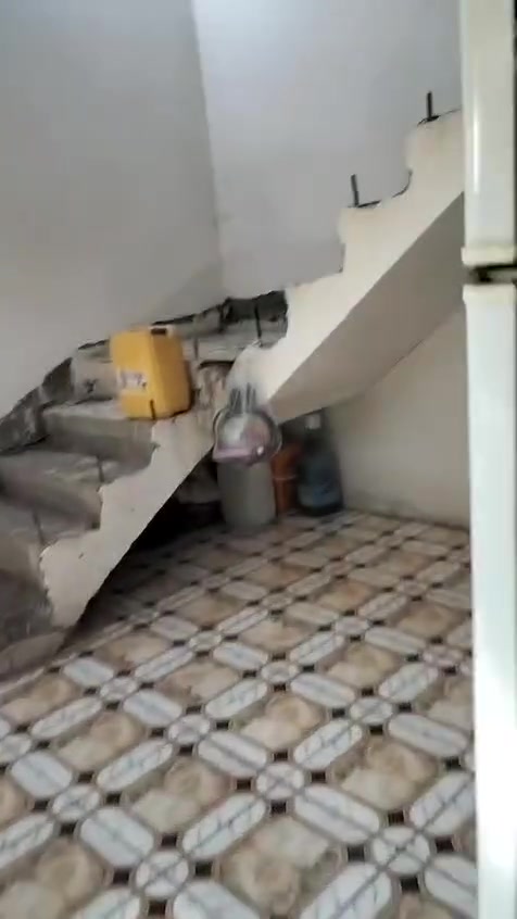 بيت للبيع مساحه (150)متر بالدوانم طابقين الطابق الاول استقبال +صالة +٢حمامات+وغرفة نوم والطابق الثاني غرفة + صالة رايده بسعر( 30) وبيه مجال للاستفسار على الرقم  ..(***********)
