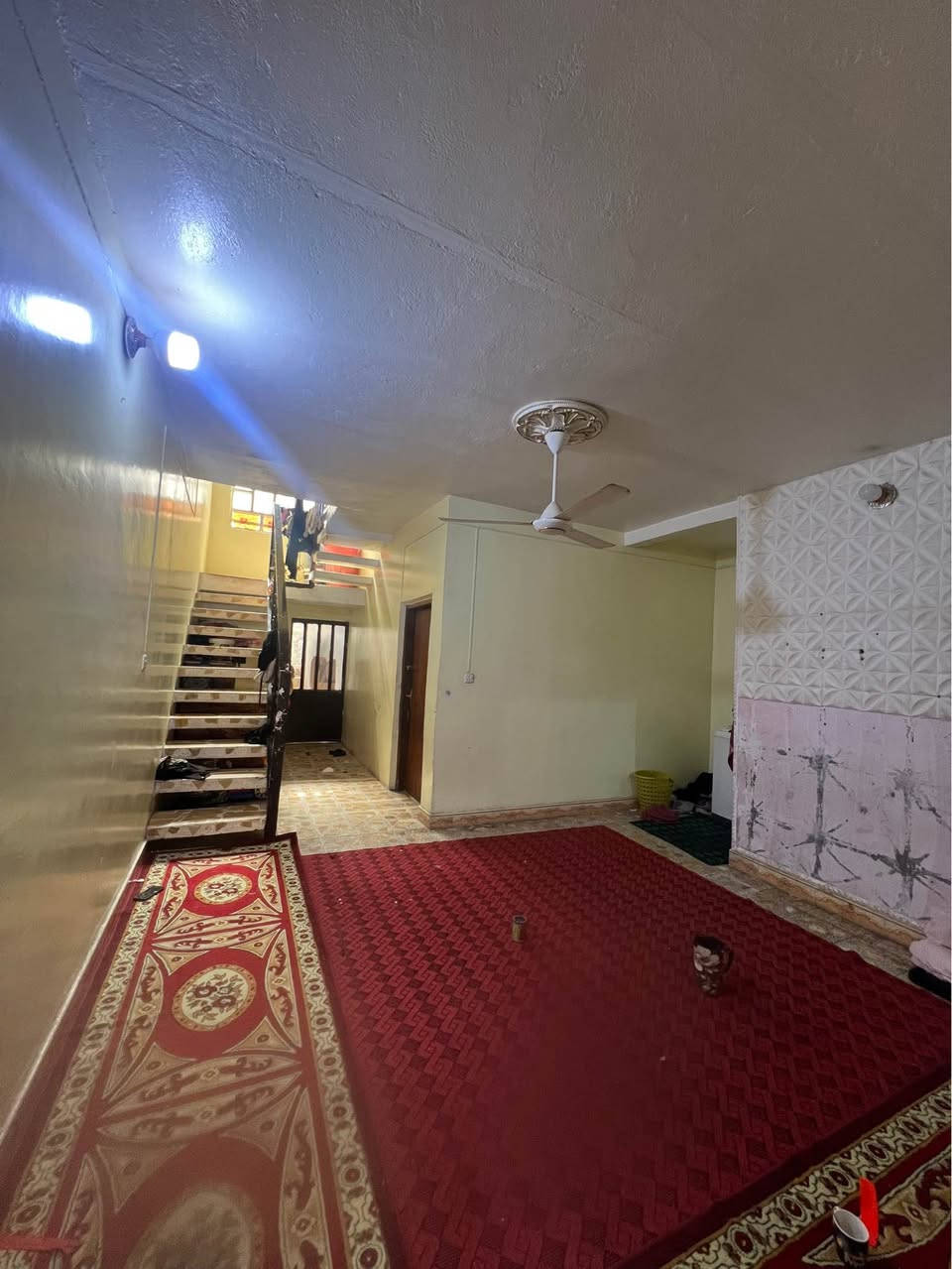 بيت للبيع مساحه 120 يتكون من استقبال ومطبخ وصاله وغرفتين بناء قاط ونص السايدين /حي الشهداء
*********** عمارة, ميسان
