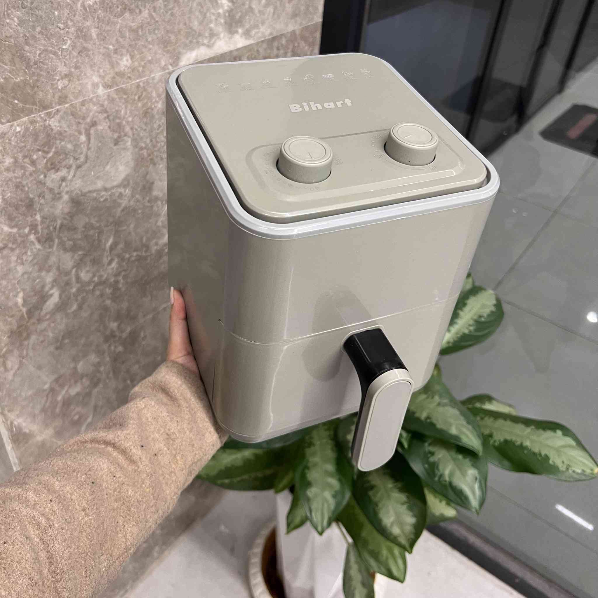 ✨ قلاية هوائية Bihart… طعم مقرم بدون زيت!
اطبخ أكلك المفضل بالهواء الساخن وبسهولة تامة 🍟
تحكم يدوي بسيط، حجم مدمج، وسلة سحب عملية للاستخدام اليومي 👌
خفيفة وأنيقة وتناسب أي مطبخ 🩶

استمتع بأكل صحي وسريع بدون تعقيد!


**إذا كنت صاحب هذا الإعلان وتريد حذفه لأي سبب، رجاءا أرسل رسالة إلى الدعم الفني**