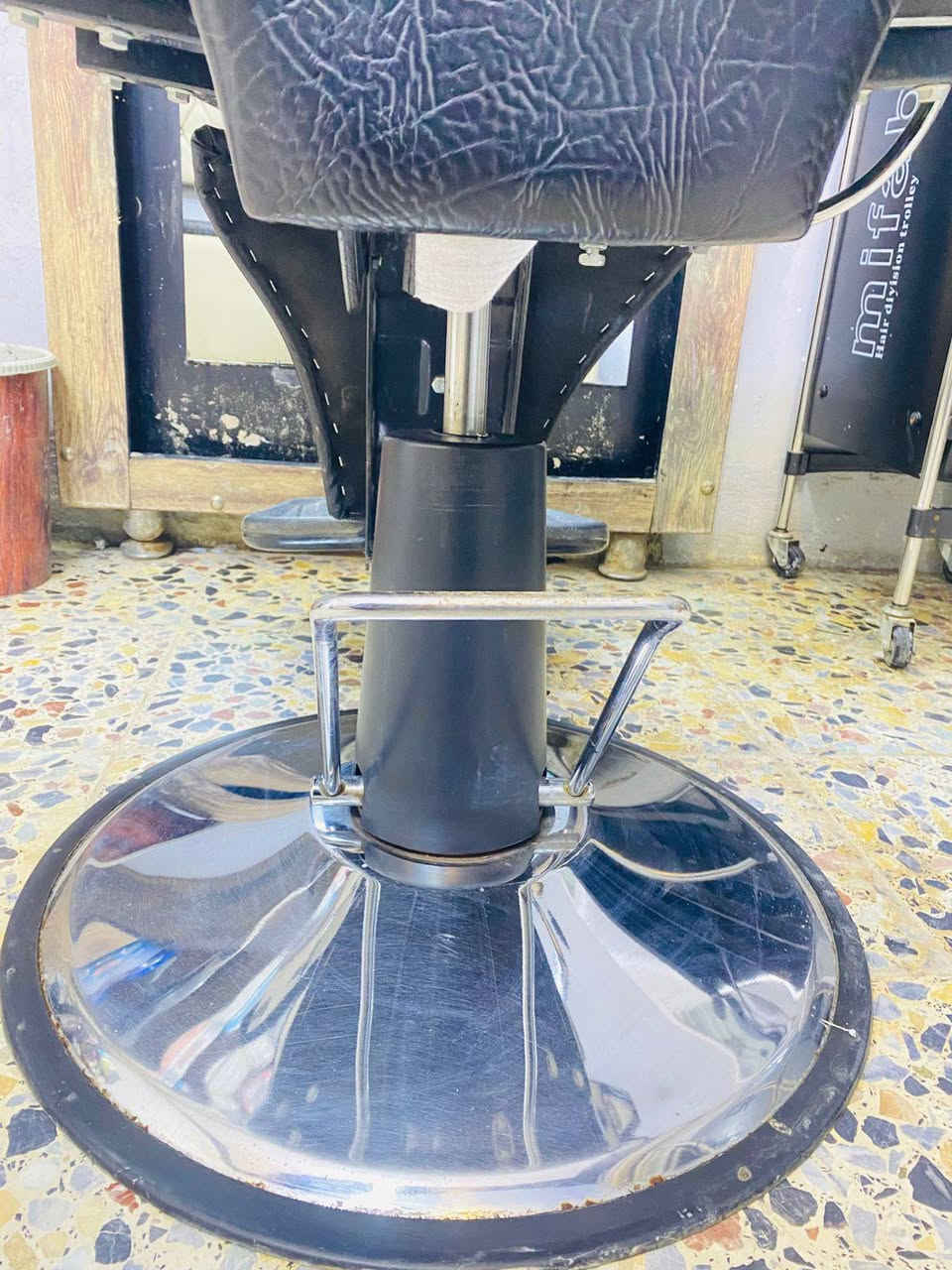 السلام عليكم غراض محل حلاقه للبيع
***********
