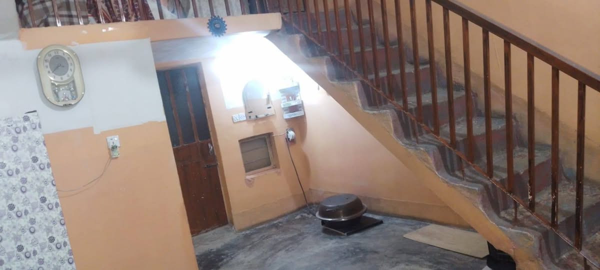 السلام عليكم بيت بالصقلاويه طابو زراعي نهاية شارع الحلاقين المساحه 225 طابقين بناء بلوك استقبال وهول وغرفتين ومطبخ وحمام والطابق الثاني غرفه وصاله وحمام الارضيه صبه ناعمه البيت ركن شارع 8متر السعر 65مليون للاستفسار الاتصال ***********وتساب
