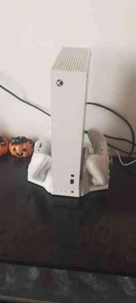 جهاز اكس بوكس سيريس اس كامل مع ملحقاته مع يده اضافيه مع ستاند شاحن وحامل لليدات والكارتونه موجوده نظيف جدا استخدام قليل مع حساب جيم باس شهرين اذا احد يراوس بسيريس اكس او بيع السعر 350الف ضمان ماداخل صيانه هو واليدات مكفوله تجي تفحص يالله تاخذه بغداد حي الخضراء ***********
