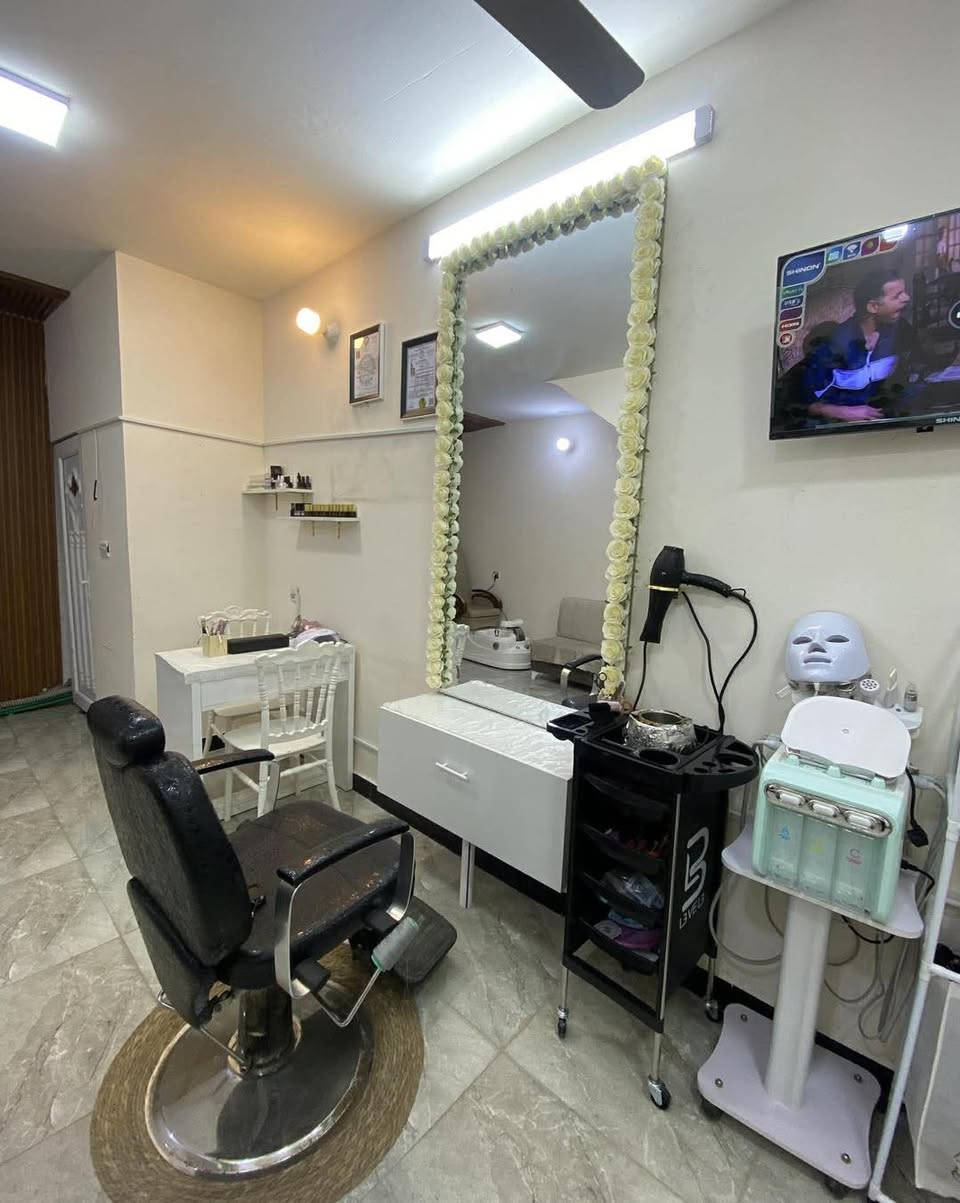 بمناسبة افتتاح صالون مون بيوتي 💖
وفرنا لكم عروض العيد المميزة 😍

1️⃣ صبغ شعر تبدأ الأسعار من 20 إلى 50 ألف 🥳
2️⃣ ميش شعر من 25 إلى 45 ألف ✨
3️⃣ جل اكستنشن 25 ألف – جلش 15 ألف 💅
4️⃣ تركيب رموش
• طرفية 15 ألف
• كاملة 20 ألف 🤩
5️⃣ أزالة شعر وجه كامل مع تنظيف بشرة عميق 15 ألف
تنظيف بشرة هايدروفشل 20 ألف 😘
6️⃣ مكياج بسيط 20 ألف 💄
7️⃣ سشوار مع ويفي 10 آلاف 💇‍♀️

📍 العنوان: العامرية – شارع نادي الخطوط، مجاور صيدلية أبو جمال
📞 للحجز: ***********

✨ أهلاً وسهلاً بكم في صالون مون بيوت
