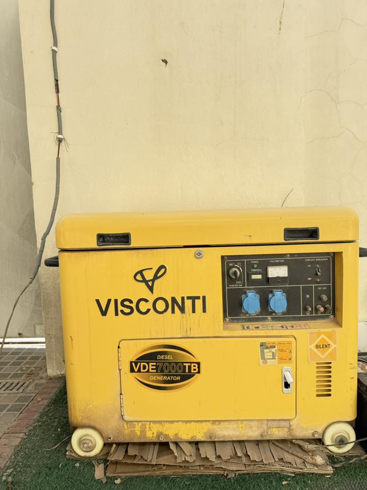 إعلان بيع: مولد ديزل فيسكونتي (VDE 7000TB) - نظافة عالية
للبيع: مولد ديزل VISCONTI بمواصفات خاصة، ملف نحاس 100%
تفاصيل الجهاز:
• الماركة: VISCONTI (فيسكونتي) الغنية عن التعريف بكفاءتها.
• الموديل: VDE 7000TB.
• نوع المحرك: محرك ديزل 186 (قوة في الأداء واقتصادية في الوقود).
• القدرة: 5 kVA (توليد مستقر جداً، مصممة لتحمل حرارة الصيف العراقي).
• نوع الملف: نحاس أصلي 100% (طول الملف 14 سم) لضمان برودة المحرك والعمل المتواصل.
• نظام التشغيل: بستم واحد، 3000 دورة بالدقيقة.
• المميزات:
• نظام صامت (كاتم) مع إمكانية التشغيل كمفتوح.
• مزودة بـ عداد لحساب ساعات العمل الفعلي لمتابعة الصيانة بدقة.
• تصميم خارجي متين جداً.
الحالة: مستعملة "نظيفة جداً"، المحرك بنشاط عالي، والكهرباء صافية ومستقرة تماماً.
السعر: 625000 دينار عراقي (قابل للتفاوض البسيط للجادين).
الموقع: بابل - القاسم
للاستفسار والتواصل: ***********
