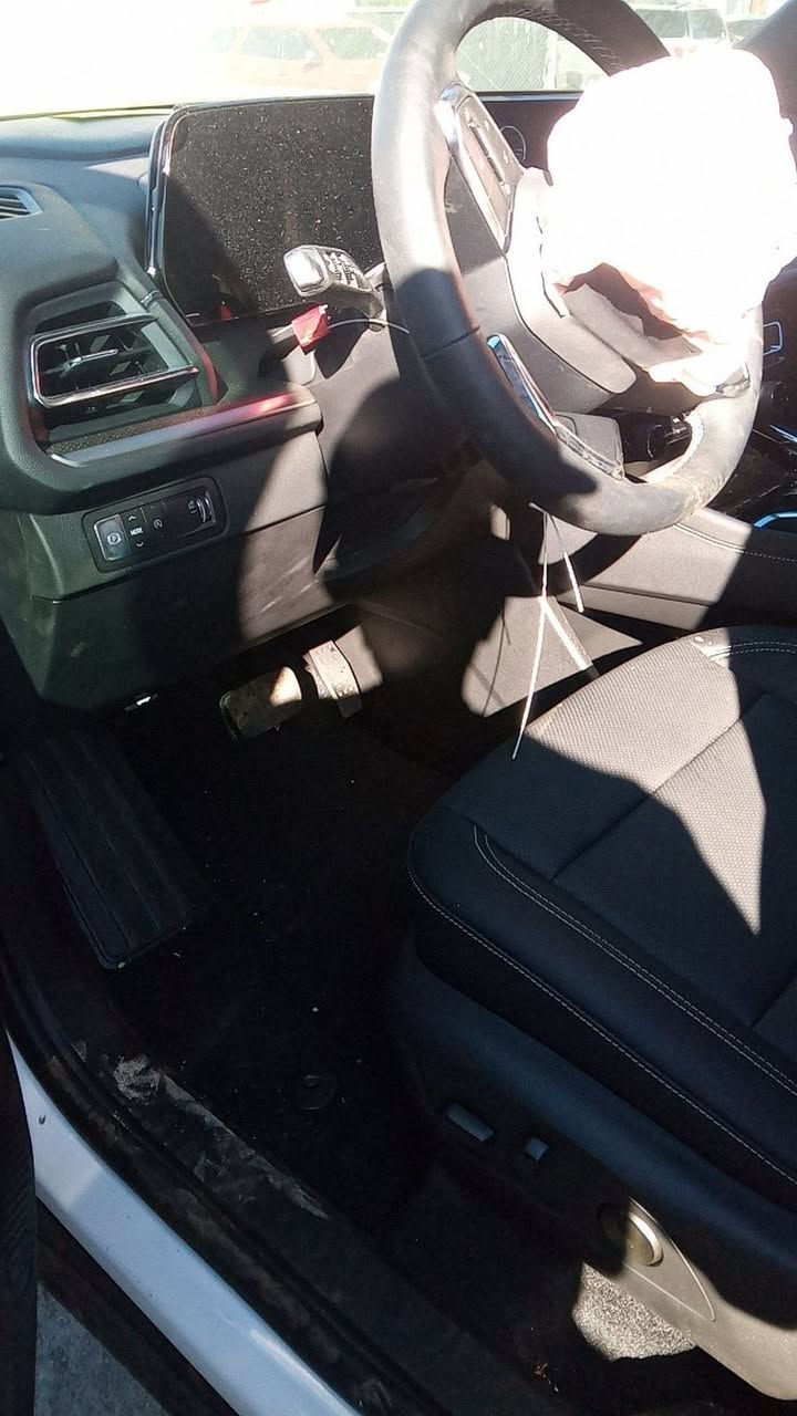 السلام عليكم ترافرس موديل 25 ماشيه 3 الف فقط حادثه موضح بالصور حاليا بالمستودع راح تنشحن لعمان ايرباك دركه فقط سعرهه واصل عمان 225 وبيه مجال بسيط بدون تصليح ***********
