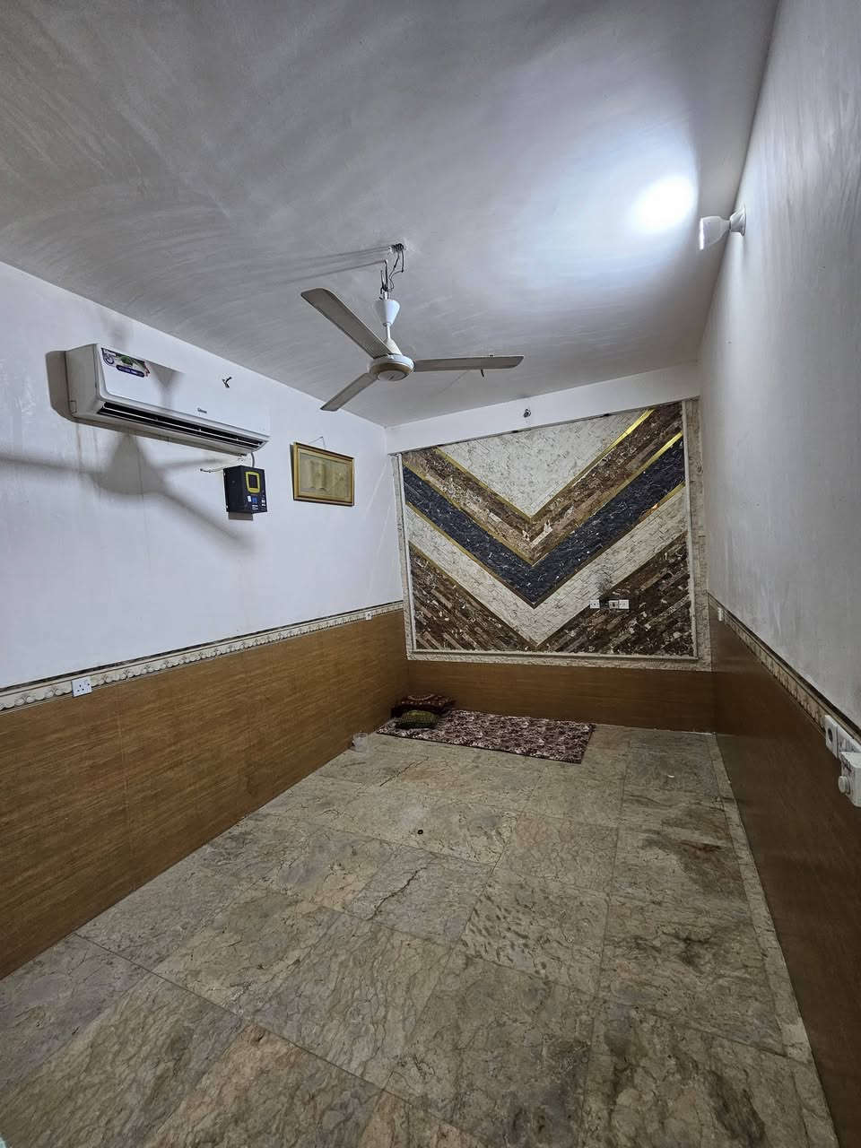 السلام عليكم بيت للبيع 100 متر  ركن مربع طابقين ثاني ركن عن شارع 40 المكان الساهرون القطاع 24 البيت متكون من 4 غرف نوم البيت جديد سراميك ومرمر درجه اولى الارضيه كرانيت الاستقبال مرمر الطابق الثاني بورسلين البيت بي 5 حمامات حمامين سويت داخل الغرف الحي  ماء مجاري كهرباء كله كامل قرب مجمع  ديار الكلمه الطيبه
الاستفسار الاتصال على هذه الرقم *********** 
السلام عليكم بيت للبيع 100 متر  ركن مربع طابقين ثاني ركن عن شارع 40 المكان الساهرون القطاع 24 البيت متكون من 4 غرف نوم البيت جديد سراميك ومرمر درجه اولى الارضيه كرانيت الاستقبال مرمر الطابق الثاني بورسلين البيت بي 5 حمامات حمامين سويت داخل الغرف الحي  ماء مجاري كهرباء كله كامل قرب مجمع  ديار الكلمه الطيبه كربلاء
