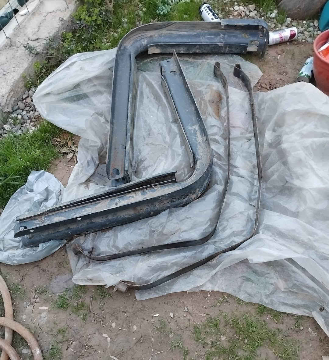 بۆ فرۆشتن 
تانکی نوێی رینۆ 400 لیتر 
قاعدەی سپێر
دەرکەی دواوە گۆجل 60 سم
***********
