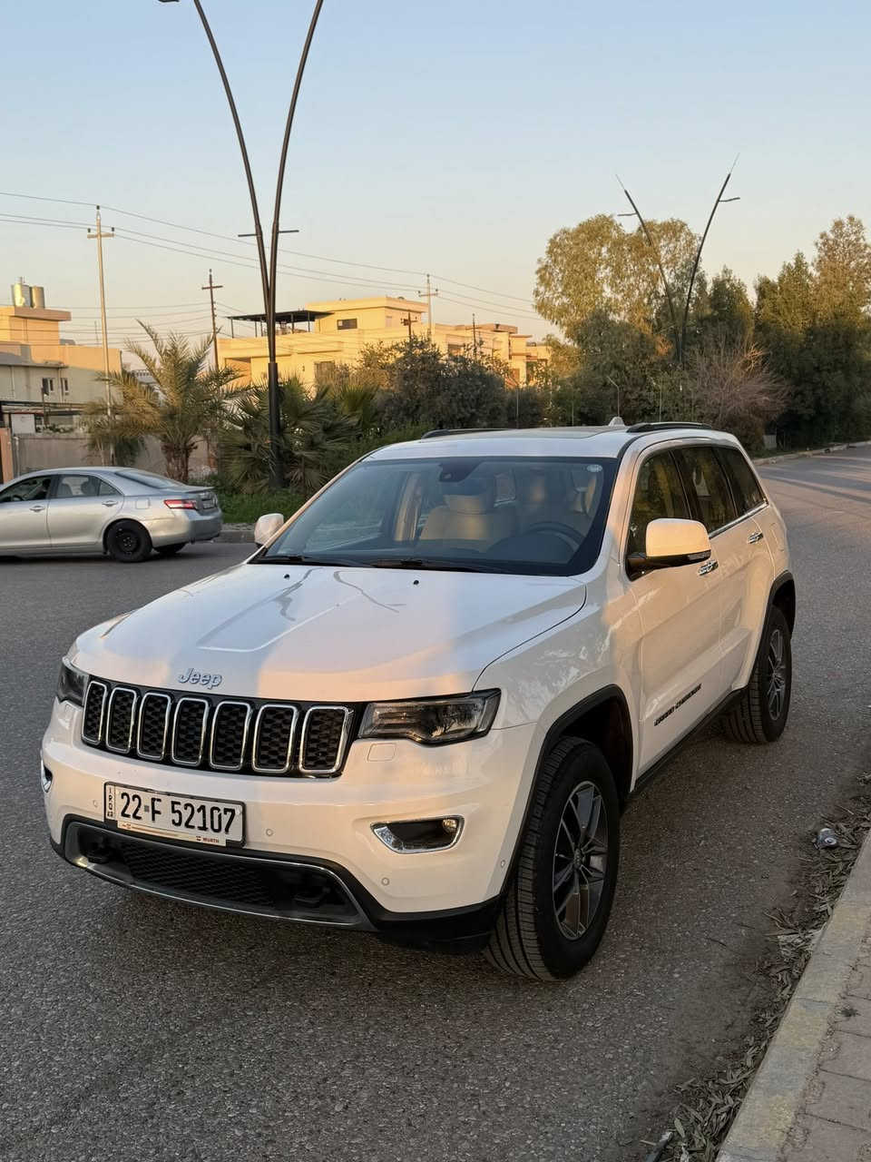 سلام عليكم سيارة للبيع نوع جيب كراند شيروكي الموقع كركوك الموصفات
محرك ٣.٦
٦ سلندر 
كير اوتوماتيكيه 
موصفات خليجيه 
موديل ٢٠١٧
الفئه لمتد/Limited
الاجزاء المطليه لا يوجد 
اللون ابيض 
مادة المقعد جلد 
عدد المقاعد ٥ 
كاميرا خلفيه 
سقف بانورامه 
صندوق كهربائي
التحكم على المنحدرات 
مستشعر وقوف 
تدفئه المقاعد 
تبريد مقاعد 
فتحه سقف 
بصمه 
مرايا جانبيه كهربائية
شاشة
نضام المفتاح الذكي 
نضام بدء التشغيل 
نضام فرملة الطوارئ 
٨ وسادة هوائية 
مصابيح الأمامية ليد 
تدفئه مقود القيادة 
مقاعد تدليك 
تشغيل عن بعد 
٤*٤
نضام تعليق هوائي 
كشافات ضباب 
وضع القيادة 
تحذير من الاصطدام الامامي 
مرايا جانبية تدفئه 
مثبت السرعه 
الضوء العالي التلقائي 
تحكم التكييف التلقائي 
حساسات ضغط الاطارات 
يوجد تعديل بارد في الجهه اليمنى خمسه اصابع 
للاستفسار مراسله واتساب 
والسعر المطلوب ٢٥٥$
***********
