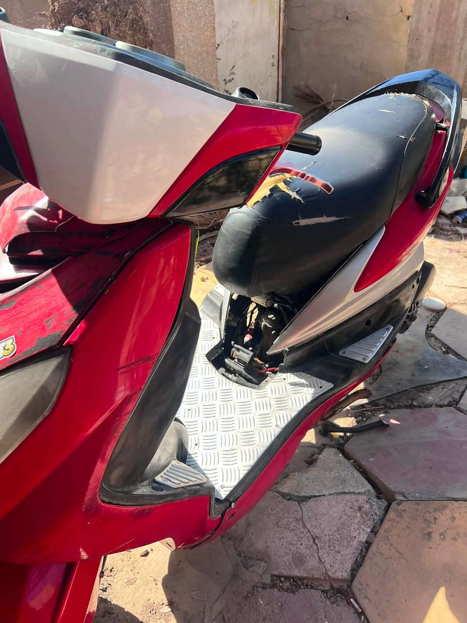 سكنس ياباني فحل قبق نفخ نوزل عليها بوشة 58ونص ساطره وعليها صالنصة رياضي وكلجات امامي خلفي رياضي يشكن الكاعع دراجة كهربائياتها شغالة كلها رايدها ب350 وبيها مجال قليل مكاني بغداد الامين الثانية للاستفسار ***********
