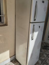 ثلاجة ١٢ قدم • شغالة فول • عيب بسيط