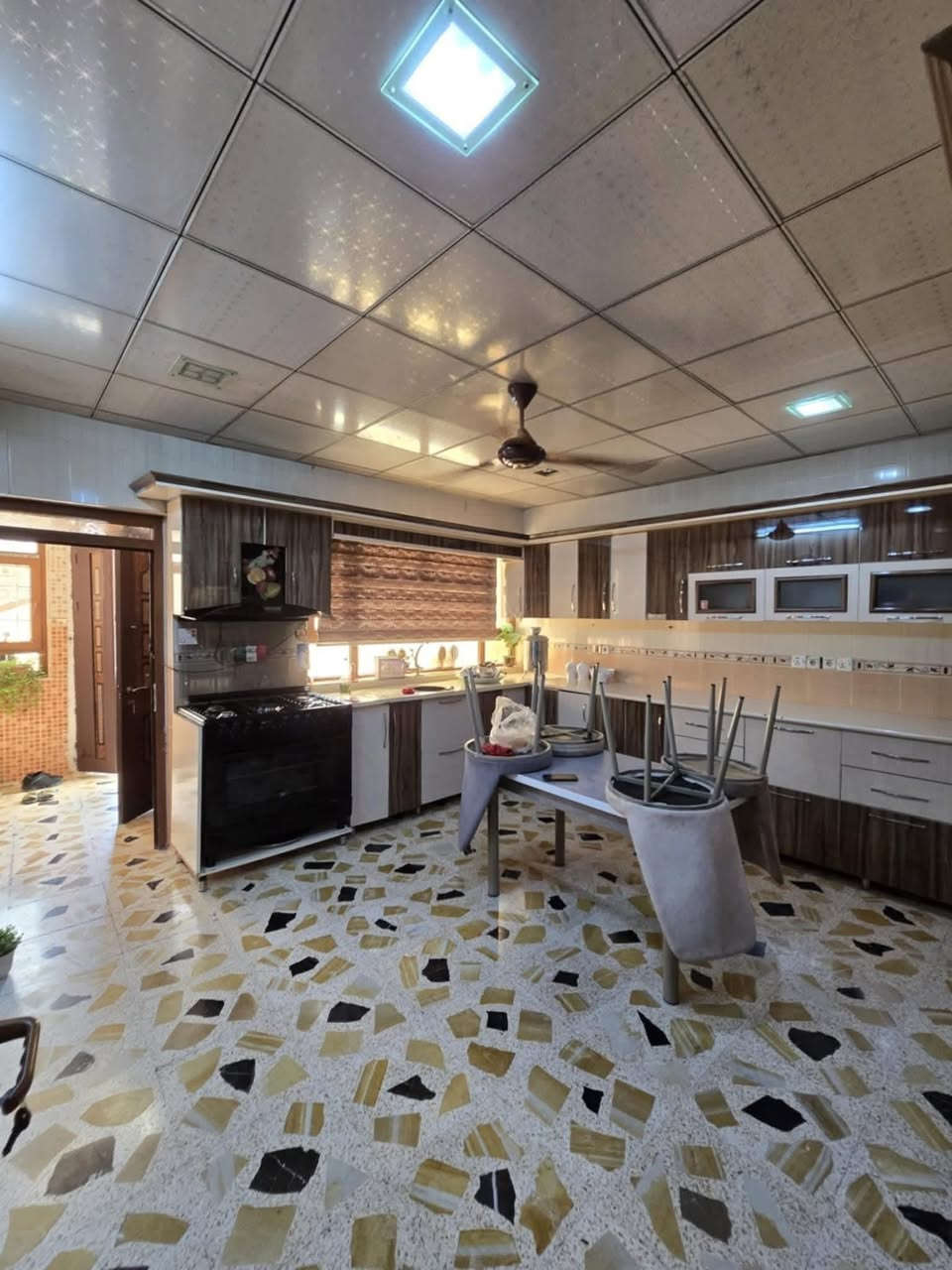 اعلان رقم (1706)📢📢📢
———————-
دار للبیع مساحة 220 متر 
فول سيراميك بناء حدیث 
غرفتین نوم، هول، استقبال ، مطبغ ، صحيات
مع بیتونه جبیر
الموقع الحرية 
قرب جامع ئاشتي 
الموقع مميز جدآ جدآ
فول خدمات 
قریب سوك قریب مدارس قریب شارع العام
استفسار
***********
***********
