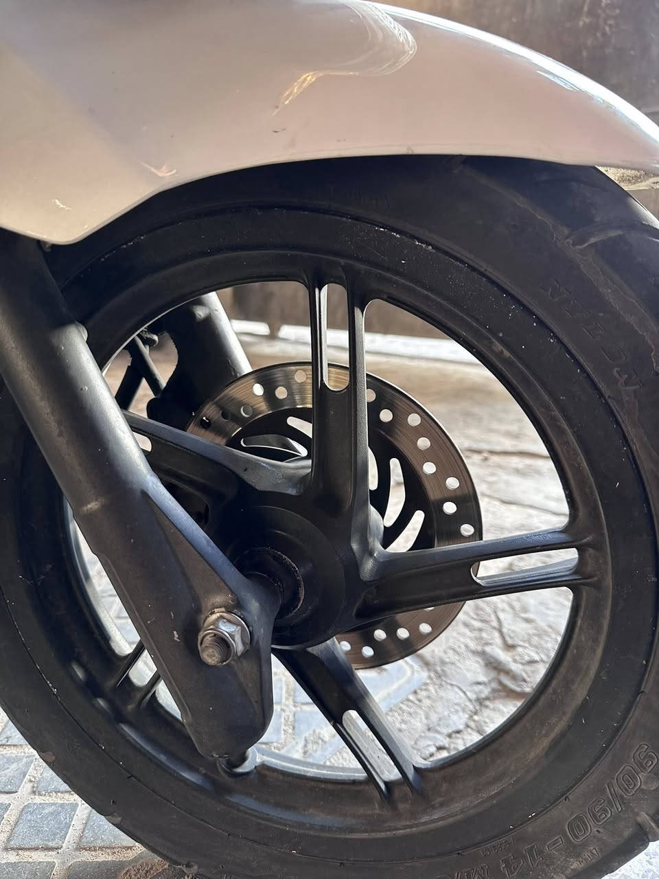 Pcx 
جيل اول ياباني
ماشيه 48 الف
مكينه ناعمه ممفتوحه
اوراقها كامله + اسويلك مكاتبه
بيها طخات خفيفه(شخوط)
لونها ابيض صدفي
حساس ازدحام
نواقصها
جكمجه طاكه بس موجوده
جامه اماميه
ذيل 

سعرها 13 
بغداد
***********
