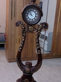 ساعه انتيكه تجنن ضخامتها وثكيله جدا اخذتها ب 200 واريدها 125 ألف بنات ...