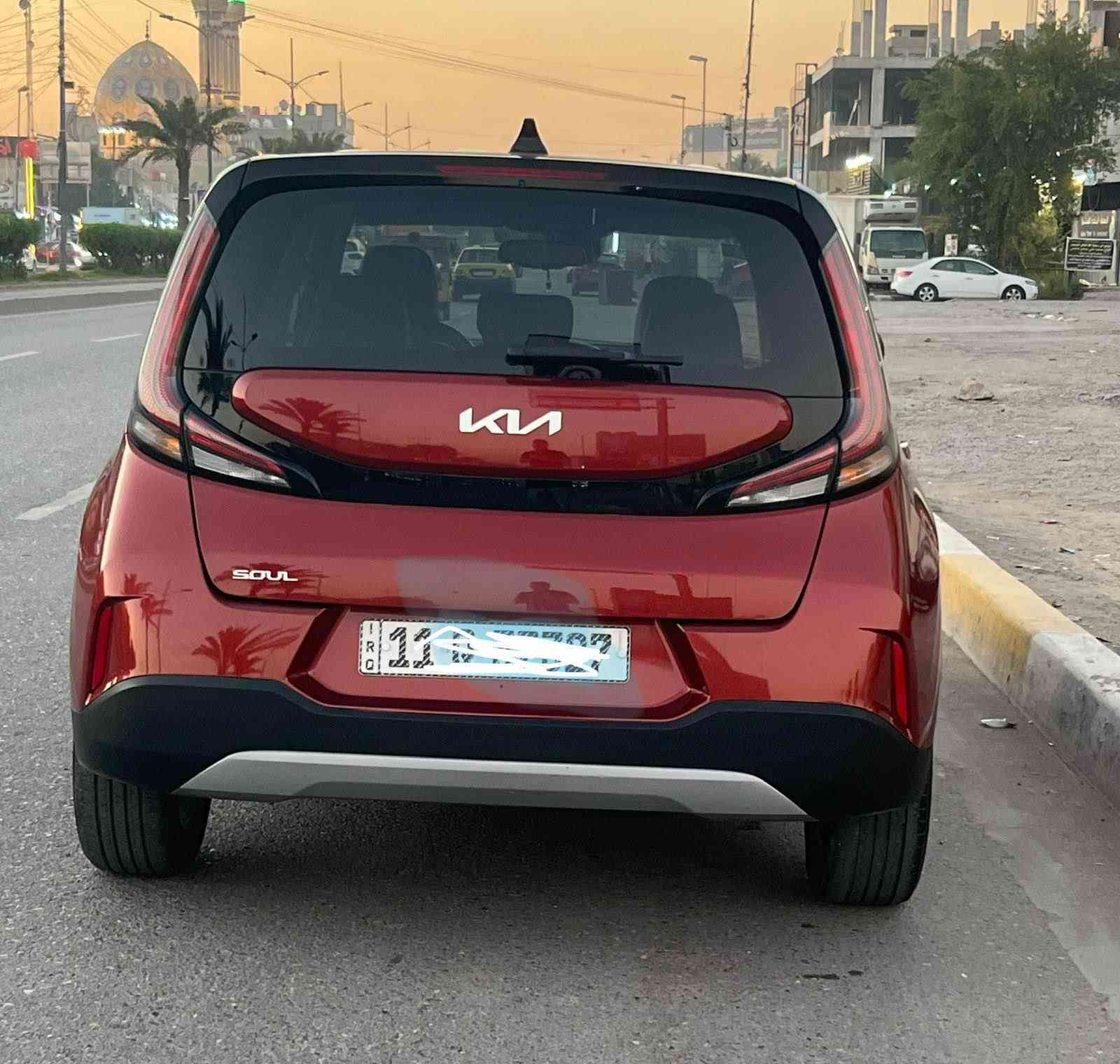 للبيع – Kia Soul 2023

🔹 الموديل: 2023

🔹 اللون: ماروني

🔹 المحرك: 2.0 لتر – 4 سلندر

🔹 ناقل الحركة: أوتوماتيك (CVT)

🔹 العداد: ١٧ الف كم

🔹 الحالة: ممتازة – صبغ بنيد وجاملغ فقط – شاصي  تصليح مع الغد

المواصفات الداخلية:

 • شاشة معلومات وترفيه 10.25 إنش

 • دعم Apple CarPlay & Android Auto

 • شحن لاسلكي للهواتف

 • مقاعد كهربائية

 • تشغيل عن بُعد (Remote Start)

 • تشغيل ذكي زر تشغيل + Smart Key

 • تحكم كامل من المقود

 • بلوتوث + USB

 • تكييف أوتوماتيك

 • شاشة عدادات واضحة

 • خامات داخلية نظيفة ومريحة

أنظمة السلامة والمساعدة:

 • رادارات أمامية

 • نظام النقطة العمياء (Blind Spot Monitoring)

 • تنبيه حركة المرور الخلفية

 • كاميرا خلفية

 • نظام الثبات والتحكم بالانزلاق

مميزات إضافية:

 • اقتصادية في الوقود

 •

 • السيارة نظيفة وجاهزة للاستخدام

📍 الموقع: بغداد  حي جميلة

💰 السعر: ١٣٨ ورقة

📞 للتواصل: *********** بغداد, العراق
