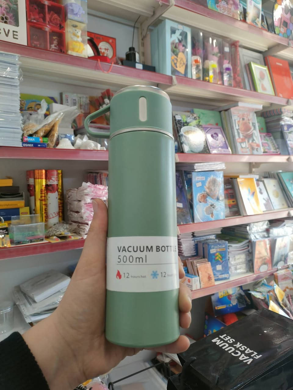 توفر لدى مكتبة يارمجة مطارة تحفظ درجات الحرارة المرتفعة و المنخفضة بسعة 500 مل بخامة ستانلس ستيل مقاوم للصدأ 
السعر : 5.000
🔴العنوان: قرب دورة الجريسي مقابل مولدة الهادي 
⚪رقم الموبايل: ***********
🟢 واتساب: ***********
🔵تلكرام: YRMGA1@
