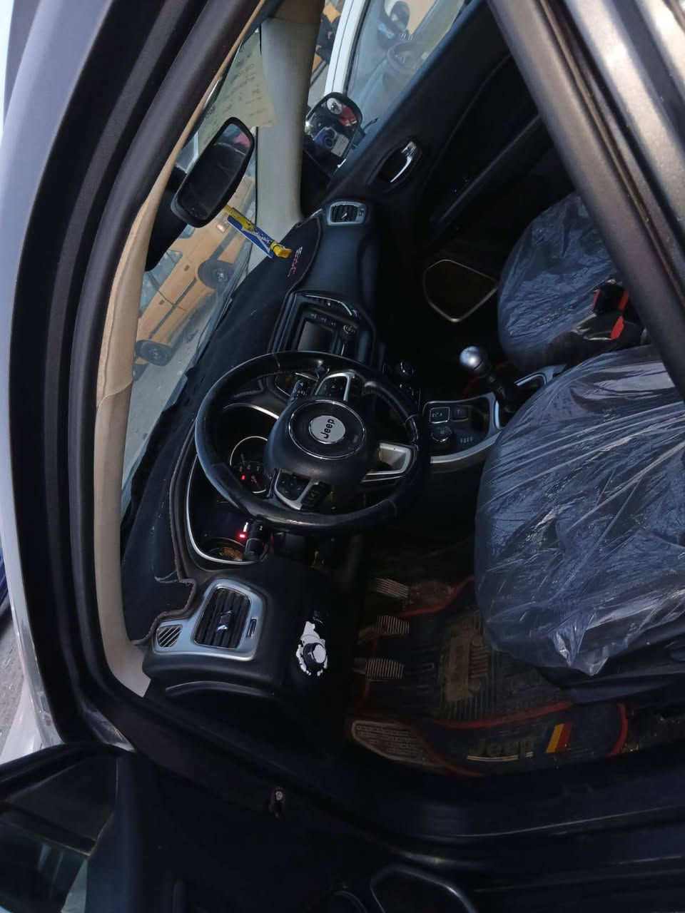 السلام عليكم للبيع سيارة جيب كومباس موديل 2018 رقم كربلاء نكليزي بسمي كير عادي سيارة كفالة عامة فقط دعامية أمامية مصبوغة السعر 145 اوبيهة مجال للاستفسار الاتصال على الرقم *********** المكان بغداد حي الإعلام
