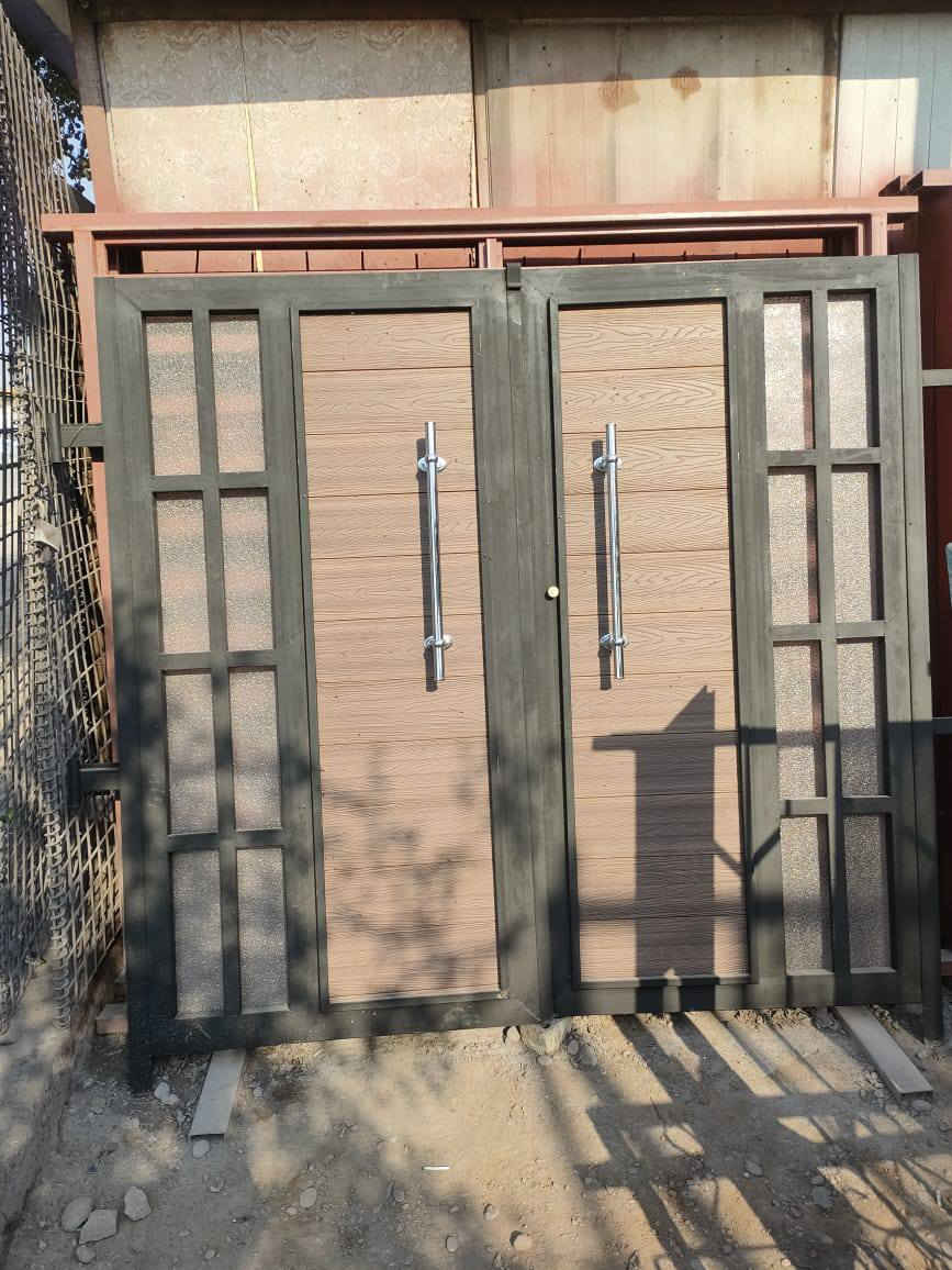 ابواب🚪 شبابيك🪟 محجرات🪜 سقايف 🎞️حسب الطلب سندويج بنل  
تصليحات اسعار تنافسيه 
حداده متنقله للعمل الموقعي🏘️ للطلب ⚒️⚒️🔨 
العنوان الشهداء شارع المضخة الأول 
***********
