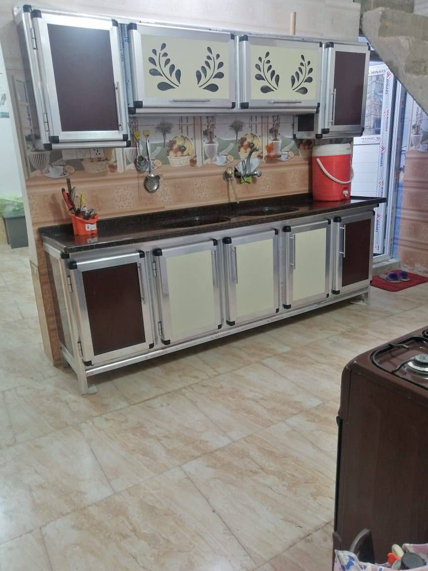 دار للبيع مساحه 100م الاساس صب البناء ابلوك السقف صب غرفه وصاله وستقبال ومطبخ وصحيات الدار جاهز شارع المطار القديم السعر 30وبي مجال للشراي والاستفسار على الرقم ***********
