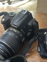 كاميرا نيكون D5000 مع عدسه بلاديه 18-55 وعدسه 70-300 رياضي مع هود عدسه...