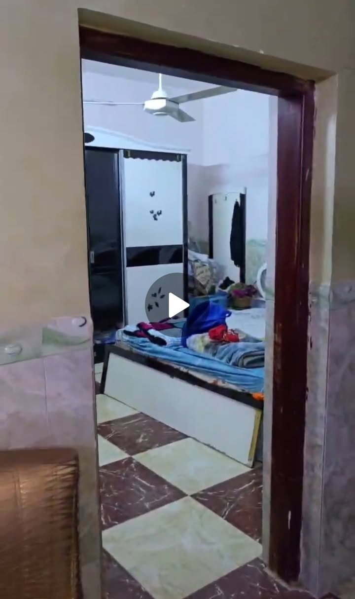 ارخص بيت في منطقة العطيفية وبخارطة بناء جدا كبيرة للبيع❗️

كلش مستعجل على البيع 

الموقع بستان الشالجية الزراعي قرب مستشفى المسرة 

مساحة الارض 170 متر 10x17 مساحة البناء كلش كبيرة تقريبا 280 متر طابقين كونكريت مسلح

البيت يحتوي على 5 غرف نوم كبيرة 
2 منهم في الطابق الارضي بمساحة 4x4 

و3 في الطابق الثاني اثنين منهن ايضا 4x4 
وواحدة كبيرة بمساحة 6x6 بنظام السويت تحتوي على حمام داخلها

وبيه صالتين واحدة بالطابق الارضي وواحدة بالطابق الثاني 
وبيه 4 حمامات وكراج يكفي سيارة 

حاليا بيه درج حديد للطابق الثاني من الكراج ممكن ببساطة تقسمه الى بيت وشقة منفصلات تماما
لسكن اب مع ابنه 
او اخ مع اخوه

او حتى ممكن تسكن بالطابق الارضي وتاجر الطابق الثاني وتستفاد من الايجارات لان المنطقة ايجاراتها عالية 

للتواصل ***********
