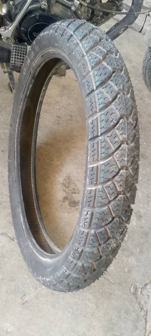 السلام عليكم عندي هذا التاير جديد للبيع سعر 25 حجمه 18/90/90 مكاني الدوره ابودشير ***********
