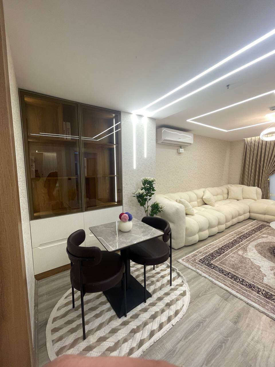 شقة مفروشة VIP للبيع في زون الذهبي اربيل للمشروع لايف تاورز 
غرفتين و صالة 
المساحة ١٧٣م 
السعر: 98000$
—————
شووقەی ڕاخراوی VIP بۆ فڕۆشتن لە زۆنی زێڕینی هەولێر لە پڕۆژەی لایف تاوەرز 
شووقەکە پێك هاتووە لە
دوو ژوور و هۆڵ 
چێشتخانەی جوودا 
دوو توالێت و حەمام 
بەلەکۆنەکی گەورە
ڕووبەری شووقە ١٧٣م 
نرخی : 98000$ 

بۆ زانیاری زیاتر پەیوەندی بەم ژمارەوە بکە :-
0750 374 7727 أربيل, العراق
