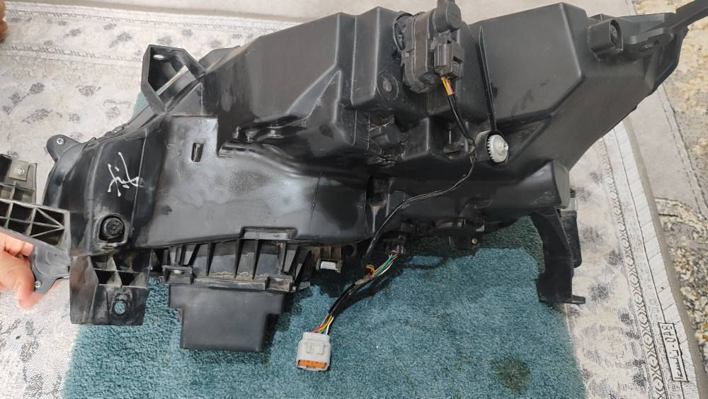 سڵاو هاوڕێیان ئەم لایتەم هەیە بۆ فرۆشتن میتسیوبیشی ئاوتلاندەر سپۆرت لەسەدا نەوەد پاکە بەڵام کارتەکەی ئیش ناکات گڵۆپ ولیدەکانی هەموی ئیش ئەکات بۆ هەموو مۆدێلەکانی دووهەزارو بیست تا بیست و پێنج ئەبێت هەرکەس ویستی پەیوەندی بکات 
***********
*********** السليمانية, العراق
