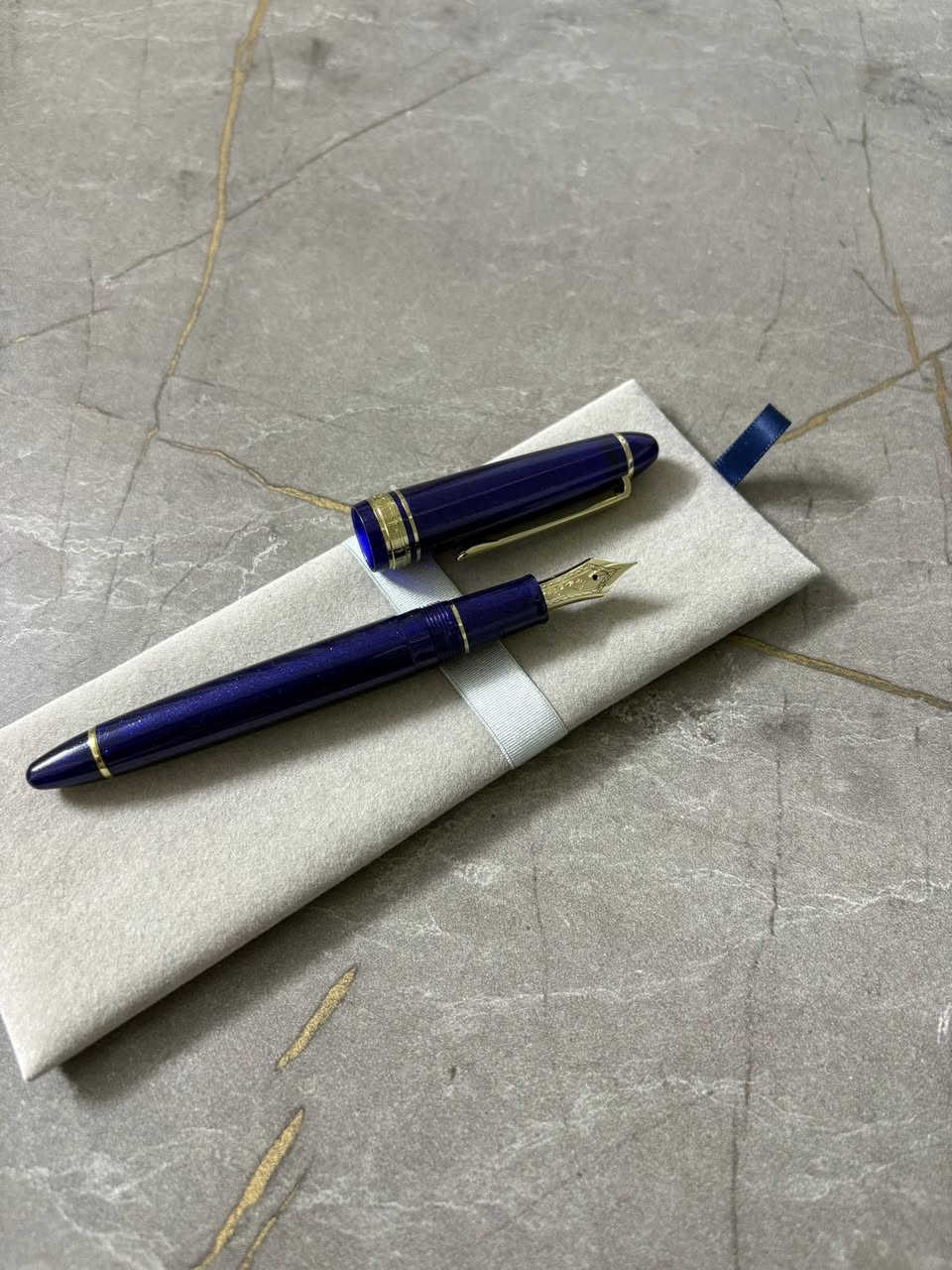 سلام عليكم،
قلم حبر ياباني شركة sailor

اسم القلم:sailor 1911

حجم السلاية M

قلم من الفئة الفاخرة مع سلاية مصنوعة من الذهب عيار 14 قراط

ممتاز للكتابة الطويلة وللملابس الرسمية 

كتابة القلم سلسة ومرنة مريحة جدا

القلم مستعمل لفترة بسيطة

السعر ١٤٠ الف دينار عراقي وبيه مجال 

يوجد توصيل لجميع محافظات العراق

للطلب راسلني خاص او علقلي على المنشور


**إذا كنت صاحب هذا الإعلان وتريد حذفه لأي سبب، رجاءا أرسل رسالة إلى الدعم الفني**