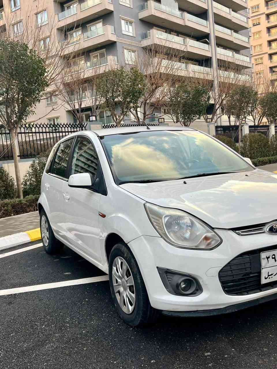 فیگۆ ٢٠١٤

سەیارەکە زۆر جوان و تازەیە
رەقەم و سەنەوی تازەیە تا ئاخیری ٢٠٢٦
دوو جام کارەبا
چوار تایە و ویلی لۆکی لە ژێرە
فلچەی جامی دواوەیە
گێر و مەکینە بە شەرت زۆر تازەیە
هەموو گیانی بە شەرت زۆر تازەیە سەیارەکە
تەحویل و خەرامە بە شەرت
سەیارەکە ماڵی دۆستە و زۆر پاکە و کەم مەسرەفە
سەیارەکە ٢ پارچە و یەک پەڵەی بچوکی بۆیاخە بێ ناو بێ ئێرباگ
هەتا بڵێ جوان و ماڵی دۆستە سەیارەکە

سعری ٨٣ وەرەقە و مەعامەلەیەکی برایانە

*********** السليمانية, العراق
