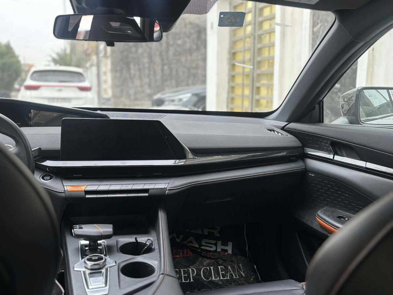 بسم الله الرحمن الرحيم
اللهم صل على سيدنا محمد وال محمد 
السلام عليكم ..
شانجان يوني ڤي موديل 2025 فئة السبورت محرك 2000 توربو 
8 گير AT
بانوراما 
جناح كهربائي 
كزوز رياضي  و 4 فتحات صالنصه 
تحديد مسار وتحذير مغادرة الخروج عن المسار 
رادار امامي وحساسات اماميه وخلفيه 
بريك تلقائي مانع تصادم 
كاميرات 540 درجه 
داش كام تسجيل تلقائي
قياده شبه ذاتيه 
نظام صوتي سوني 10 سماعات + دمام خلفي 
تحكم ستيرن 4 اتجاهات 
شفتات سرعه 
قطعتين تبريد امامي وخلفي 
كشنات رياضيه جلد مطعم لونين 
تجوه خلفيه
كشنات الاماميه تحكم كهرباء 
تبريد كشنات
ستيرن دبل D رياضي 
زجاج اوتو مع خاصية فتح واغلاق الجام من الريمونت 
مرايا جانبيه كهربائية قابله للطي كهربائياً
اضاءه محيطيه بعدة الوان 
وضعيات قياده متعدده ايكو +نورمال+ سبورت+ سمارت بالاضافه الى زر سوبر رايس وضع السباق 
دخول ذكي بصمه 
تشغيل بصمه
خاصية التشغيل عن بعد 
ابل كار بلي + اوتو كار بلي 
 شاشة معلومات/ترفيه + عدادات رقمية. شاشة لمس 12.3 بوصة وشاشة عدادات 10.25 بوصة. 
شحن لاسلكي 
وسائد هوائية متعددة (أمامية، جانبية، ستائر). 
ويل 18 رياضي + اطارات كونتينتال رياضيه 
إضاءة ليد أمامية وخلفية. 
مراقبة ضغط الإطارات (TPMS
نظام الثبات الالكتروني 
 ماشيه 19 الف  قابله للزياده بعدها ع وضعية الشركه والسياره حره رقم بغداد داخل الضمان سعرها ٢٦ مليون  ونص عجبك السعر وشراي راسل واتس اب ***********
