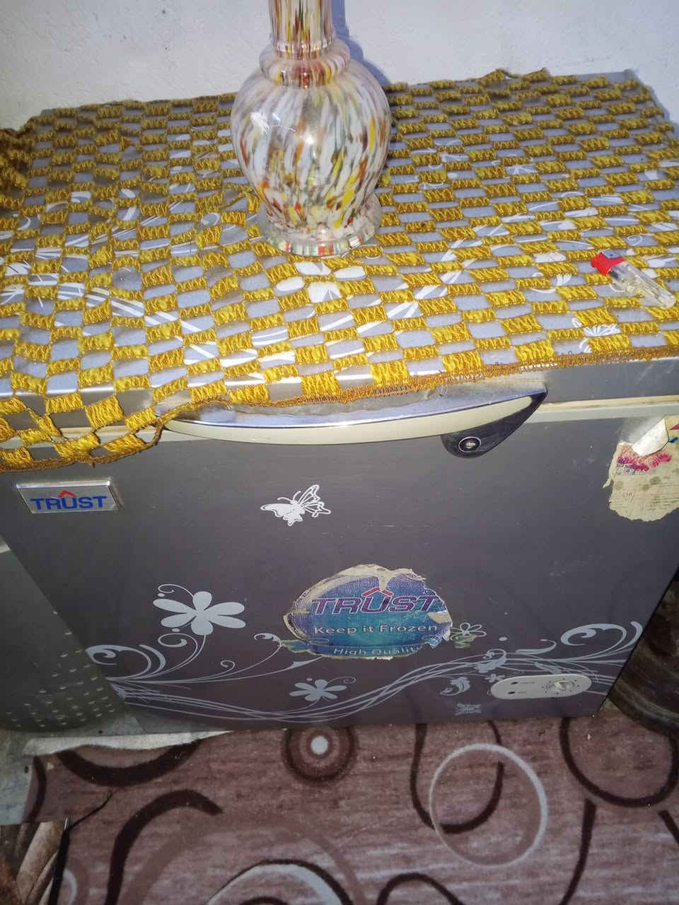 السلام عليكم ورحمه الله وبركاته مجمدة للبيع السعر 170الف وبيها مجال نظيفة اخت الجديده وأمراية تحفة قديمة السعر 50 وبيهة مجال رقم الهاتف ***********
