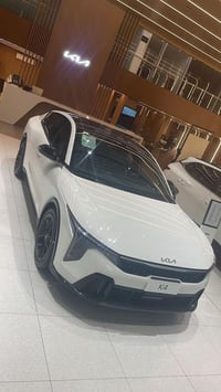 كيا 2025 كي4 كامل موصفات جيتي لاين (مقاعد جلد لونين ابيض واسود) سايد ب...