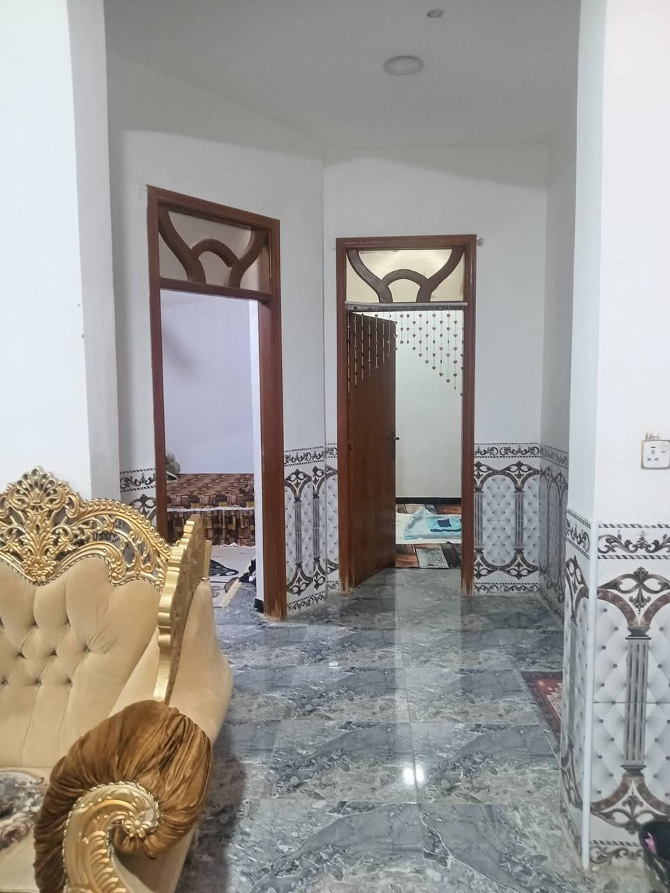 سلام عليكم بيت طابقين للبيع المكان السفحه الثانيه قرب جسر شيرازي اتصال ***********
