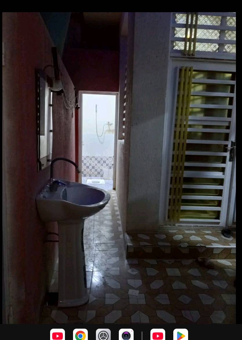 السلام عليكم بيت زراعي للبيع
بناء حديث المساحه 140 في ناحيه زديناويه شارع ابو مهدي المهندس يحتوي البيت على غرفه واستقبال وصاله ومطبخ وصيحات داخليه و خارجيه  بناء طابوگ ويوجد اطاله صطحيه علا البستان
