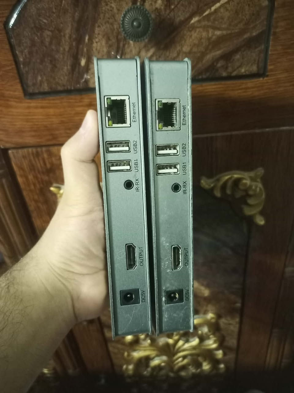 📢 للبيع: جهاز 4K 120M KVM Extender (قطع أصلية وعملية جداً) السعر 30 مع التوصيل 🚘🔥

​أصحاب المنظومات، شبكات السيرفرات، ومحلات الكاميرات.. هذا العرض يفيدكم كلش!

​إذا عندك حاسبة أو جهاز DVR/NVR وتريد تتحكم بيه عن بعد بمسافة تصل لـ 120 متر وبدون أي تقطيع أو خسارة بالجودة، هذا الجهاز هو الحل المثالي إلك.

​✨ مميزات الجهاز:

​دقة عالية جداً: يدعم جودة 4K يعني الصورة تطلع عندك واضحة ونقية بدون أي غواش.

​مسافة عملاقة: ينقل الإشارة لمسافة 120 متر باستخدام كيبل شبكة (Lan Cable).

​خاصية KVM: مو بس ينقل صورة (HDMI)، تكدر تربط بيه ماوس وكيبورد وتتحكم بالجهاز البعيد بشكل كامل وسلس.

​القطع المتوفرة: مثل ما موضح بالصورة (القطع هي من نوع Receiver).

​💡 بيش يفيدك؟

​يحل مشكلة المسافات البعيدة بالبيوت الكبيرة، الشركات، والمولات.

​مثالي جداً لأصحاب منظومات المراقبة حتى تخلي جهاز التسجيل بمكان آمن والشاشة والتحكم بمكان ثاني.

​عملي جداً لغرف السيرفرات والتحكم المركزي.

​الحالة: مستعمل نظيف وشغال 100%


**إذا كنت صاحب هذا الإعلان وتريد حذفه لأي سبب، رجاءا أرسل رسالة إلى الدعم الفني**