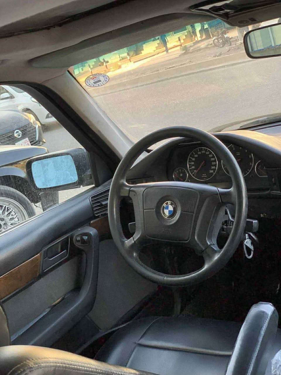 موديل 1992 گير و مه كينه و ئه كسل به شه رت مه كينه 525 گير عادى كوشن جلد ناو فورميكا سلايت ته حديد سورعه ده عامى پيش و پشت M ويل18M عامه لو جوانى ليدران چامه لغى پيشه وه لاى سكن كه مه ك ژورى گرتيه شاسى و سه ره ده بلى نه گرتيه ته حويل وبه ناو كردن به شه رت ٣ وه ره قه غرامه ى له سه ره پاش معامه له وه ريده گريه وه سعر 62 و مه جال گورينه وه ش به شتيك به دلم بى *********** أربيل, العراق
