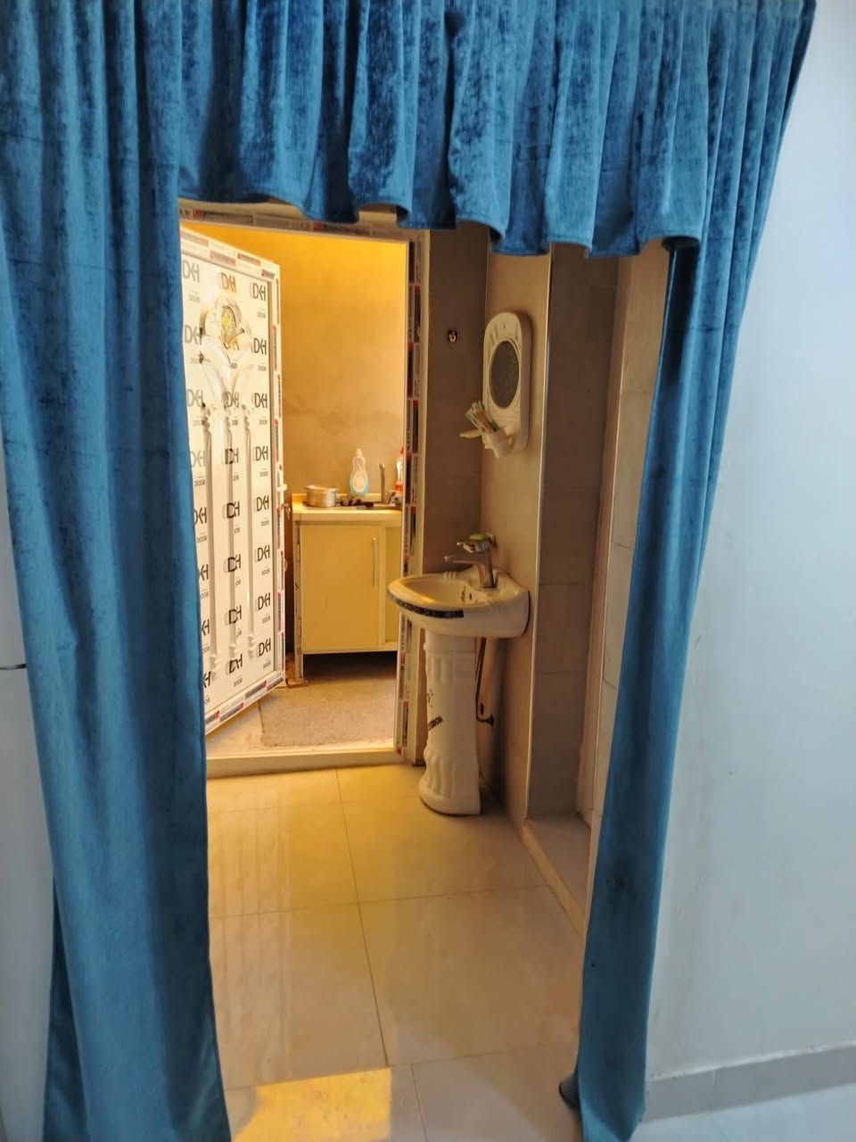 بيت للبيع شارع المعمل خلف مدرسة الشهيد علي الرماحي شارع سيد حبيب ثاني فرع على ايدك السيره مساحة 240متر اساس صب بناء بلوك طفيلي سگف صب عمل درجه اولى سيراميك بورسلين خريطة مهندس غرفتين وصاله كبيره ومطبخ واستقبال كبير طارمه تدخل سياره وحديقه خارجيه السعر 90 وبي مجال للاستفار الاتصال على الرقم ***********واتساب
